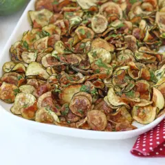 Zucchine alla scapece croccanti e dorate, un contorno saporito e leggero, guarnito con prezzemolo fresco.