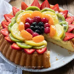 Deliziosa crostata di frutta da 28 cm con pasta frolla, crema pasticcera e un tripudio di fragole, kiwi, mandarini, lamponi e more.