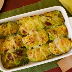 Involtini di verza appena sfornati, dorati e filanti, pronti per essere gustati.
