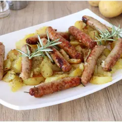 Salsicce e patate al forno, un piatto gustoso e profumato, con rosmarino fresco.