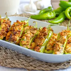 Friggitelli ripieni, cotti alla perfezione nella friggitrice ad aria, serviti su un piatto bianco.