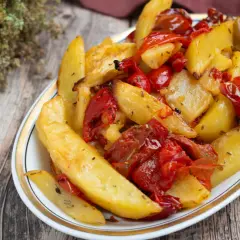 Patate e peperoni al forno, un contorno saporito e colorato, pronto per essere gustato.