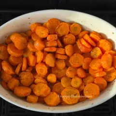 Carote dorate e succulente, appena sfornate dalla friggitrice ad aria, pronte per essere gustate.