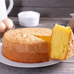 Un soffice pan di spagna, pronto per essere inzuppato con una bagna per pan di spagna. Ingredienti base: uova, zucchero e una frusta.