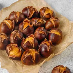 Castagne perfette cotte in friggitrice ad aria, con la buccia aperta che rivela il loro interno dorato e invitante.