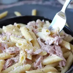 Penne cremose con prosciutto cotto e parmigiano, un piatto di pasta panna e prosciutto che invita a un assaggio.