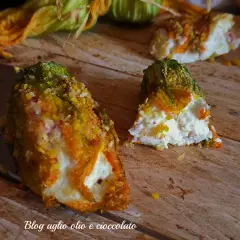 Fiori di zucca ripieni e impanati, cotti in friggitrice ad aria. Un antipasto croccante e gustoso.