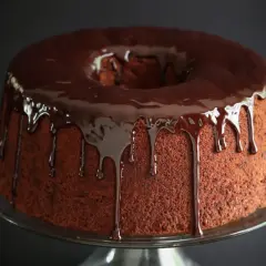 Delizioso chiffon cake al cioccolato con glassa lucida che cola.
