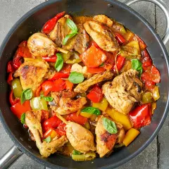 Delizioso pollo e peperoni in padella, un piatto colorato e saporito, pronto per essere gustato.