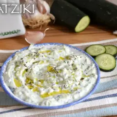Tzatziki, una cremosa salsa con cetrioli, aglio e erbe aromatiche, condita con olio d'oliva.