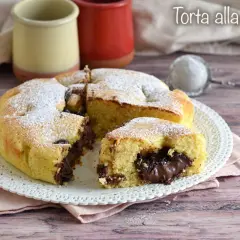 Torta alla Nutella soffice e golosa, con un cuore cremoso di cioccolato. Perfetta per ogni occasione.