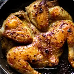 Pollo alla diavola succulento e dorato, cotto in padella con spezie piccanti.