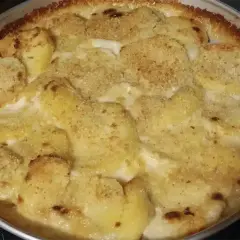 Parmigiana di patate dorata e filante, un comfort food irresistibile.