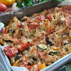 Verdure gratinate al forno, un tripudio di colori e sapori con zucchine, peperoni, melanzane e pomodorini, ricoperte da pangrattato croccante.