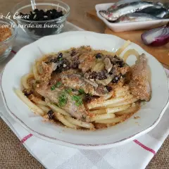Pasta con le sarde in bianco, un piatto semplice e gustoso con pesce fresco, uvetta e pinoli.