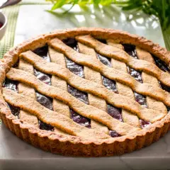 Deliziosa crostata grano saraceno con ripieno di marmellata scura, decorata con una griglia di pasta.