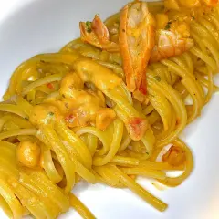 Linguine cremose con un saporito sugo con scampi surgelati, guarnite con pezzi di scampi succulenti.