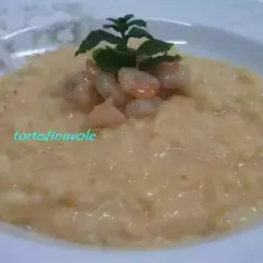 Un cremoso risotto gamberi surgelati, guarnito con gamberetti e menta fresca.