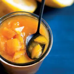 Marmellata di limoni fatta in casa, con pezzi di agrume visibili. Una ricetta semplice per un gusto fresco e profumato.