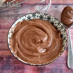 Una ciotola piena di deliziosa crema alla Nutella, pronta per essere gustata.