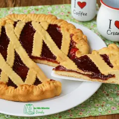 Deliziosa crostata senza uova con marmellata di fragole, perfetta per la colazione o la merenda.