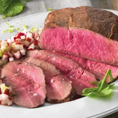 Succulento roast beef al forno, affettato e servito con un contorno di ravanelli e scorza di lime.