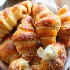 Cornetti fatti in casa veloci, dorati e soffici, spolverati di zucchero a velo. Perfetti per la colazione o una merenda golosa.