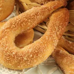 Deliziosi torcetti al burro cosparsi di zucchero croccante, pronti per essere gustati.
