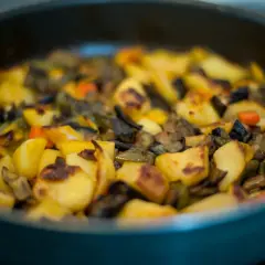 Un saporito contorno di melanzane e patate al forno, dorate e pronte per essere gustate.