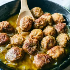 Polpette in bianco dorate e succulente, cotte in padella con cipolle dolci. Un classico confortante pronto per essere gustato.