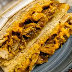 Sandwich con pulled chicken e formaggio filante, una deliziosa ricetta da provare subito.