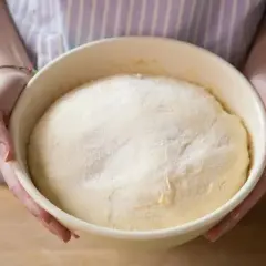 Impasto per ricetta pasta sfoglia veloce senza riposo, pronto per essere lavorato.