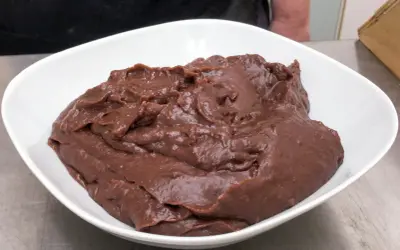Una ciotola bianca piena di deliziosa crema al cioccolato, pronta per essere gustata.