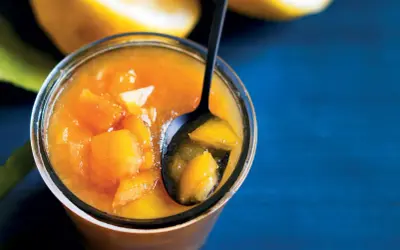 Marmellata di limoni fatta in casa, con pezzi di agrume visibili. Una ricetta semplice per un gusto fresco e profumato.