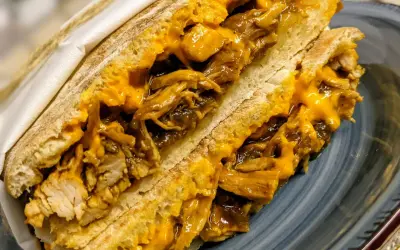 Sandwich con pulled chicken e formaggio filante, una deliziosa ricetta da provare subito.