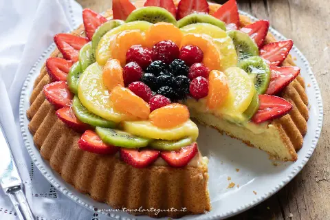 Deliziosa crostata di frutta da 28 cm con pasta frolla, crema pasticcera e un tripudio di fragole, kiwi, mandarini, lamponi e more.