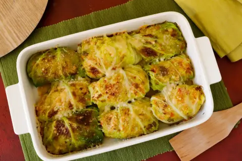 Involtini di verza appena sfornati, dorati e filanti, pronti per essere gustati.
