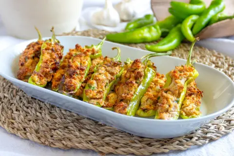 Friggitelli ripieni, cotti alla perfezione nella friggitrice ad aria, serviti su un piatto bianco.