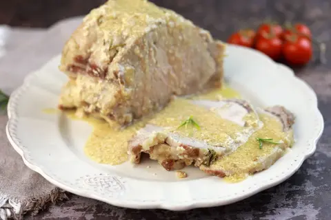 Lonza al latte, la ricetta della nonna che profuma di casa. Un piatto succulento e cremoso, pronto per essere gustato.