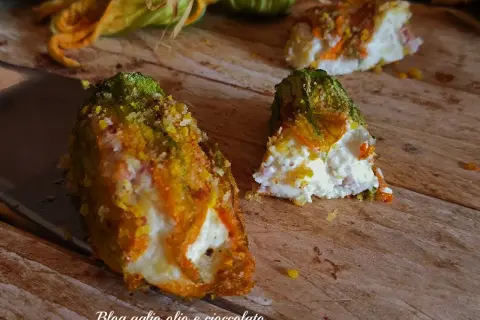 Fiori di zucca ripieni e impanati, cotti in friggitrice ad aria. Un antipasto croccante e gustoso.