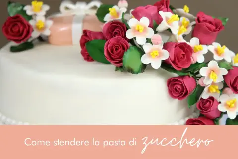 Torta decorata con rose e fiori in pasta di zucchero, un'elegante composizione per ogni occasione.