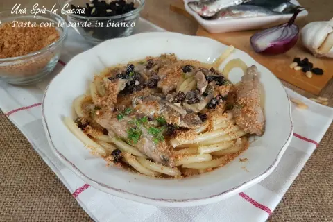 Pasta con le sarde in bianco, un piatto semplice e gustoso con pesce fresco, uvetta e pinoli.