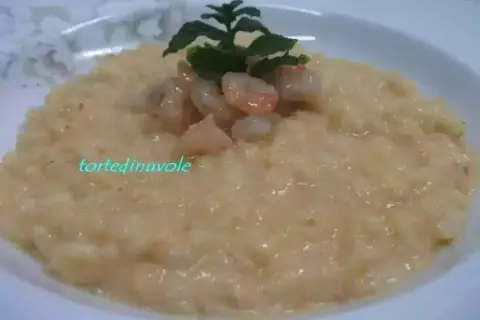 Un cremoso risotto gamberi surgelati, guarnito con gamberetti e menta fresca.