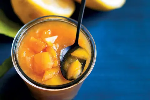 Marmellata di limoni fatta in casa, con pezzi di agrume visibili. Una ricetta semplice per un gusto fresco e profumato.