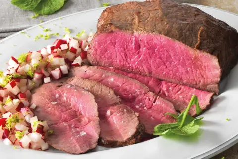 Succulento roast beef al forno, affettato e servito con un contorno di ravanelli e scorza di lime.
