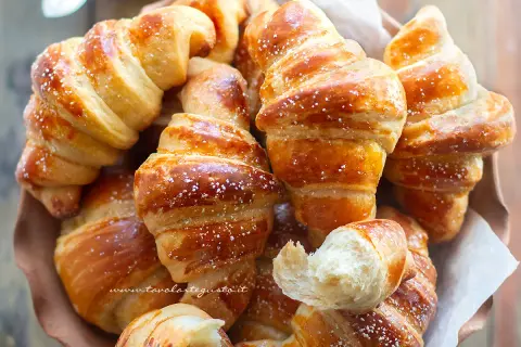 Cornetti fatti in casa veloci, dorati e soffici, spolverati di zucchero a velo. Perfetti per la colazione o una merenda golosa.