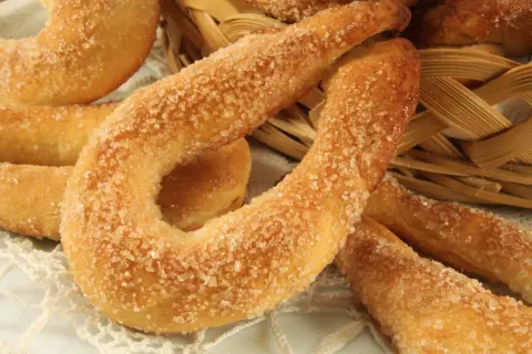 Deliziosi torcetti al burro cosparsi di zucchero croccante, pronti per essere gustati.