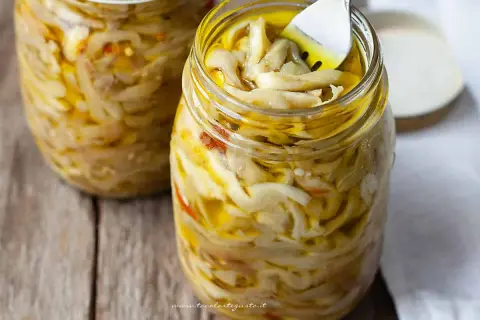 Melanzane sotto sale in olio d'oliva, pronte per essere gustate. Un classico antipasto italiano.
