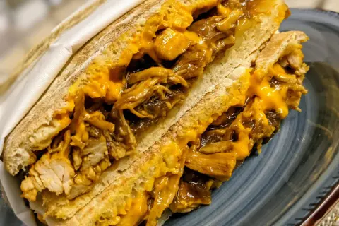 Sandwich con pulled chicken e formaggio filante, una deliziosa ricetta da provare subito.