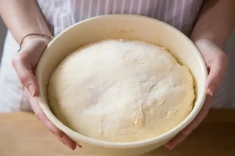 Impasto per ricetta pasta sfoglia veloce senza riposo, pronto per essere lavorato.